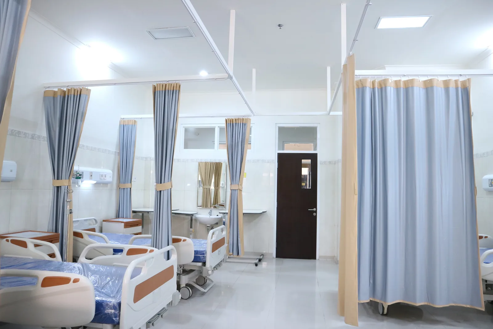 Área hospitalaria equipada con camas